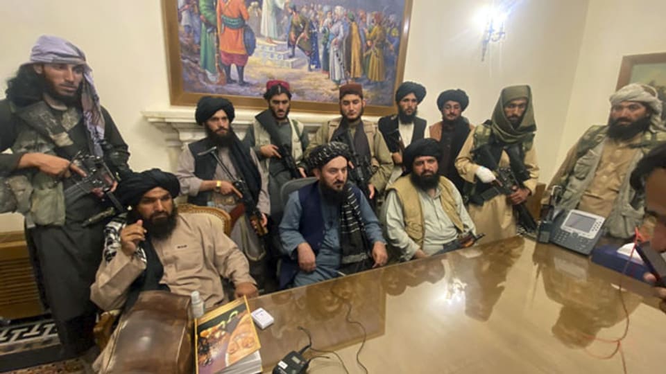 Taliban-Kämpfer übernehmen die Kontrolle über den afghanischen Präsidentenpalast.