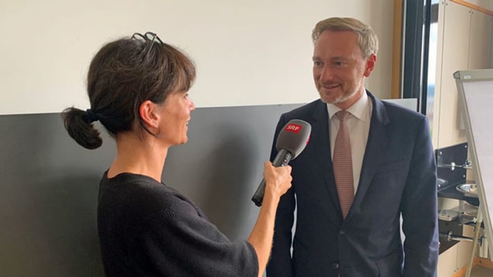 Christian Lindner, FDP-Bundesvorsitzender und Kandidat für die deutsche Bundestagswahl 2021, im Gespräch mit SRF-Moderatorin Simone Hulliger.