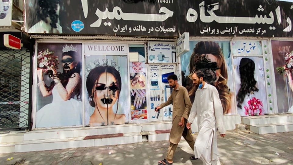 Verunstaltete Bilder von Models an den Wänden eines Schönheitssalons in Kabul, Afghanistan, 20. August 2021.