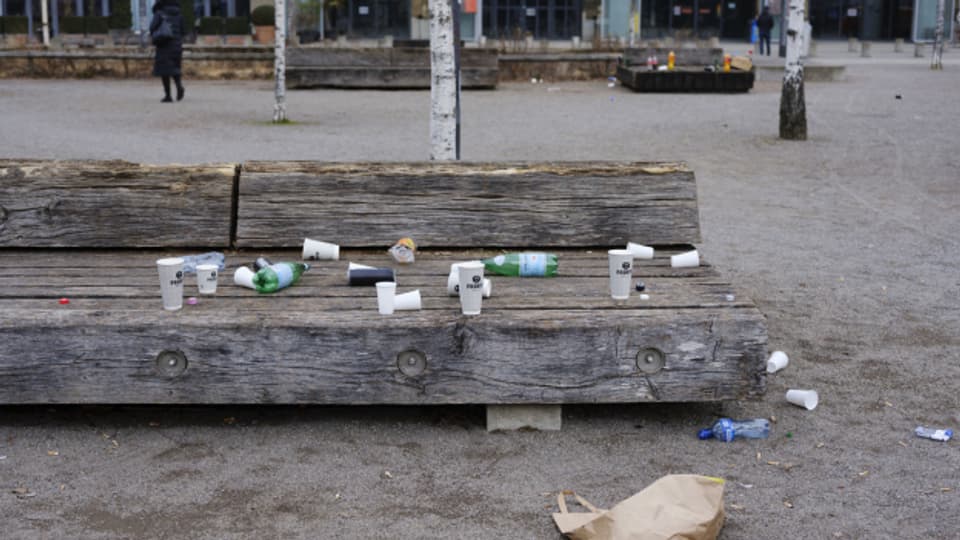 Becher, Flaschen und sonstiger Abfall liegen auf einer Bank auf dem Turbinenplatz in Zürich, fotografiert am 7. März 2021.
