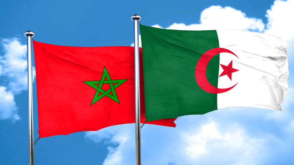 Die Fahnen von Marokko und Algerien.