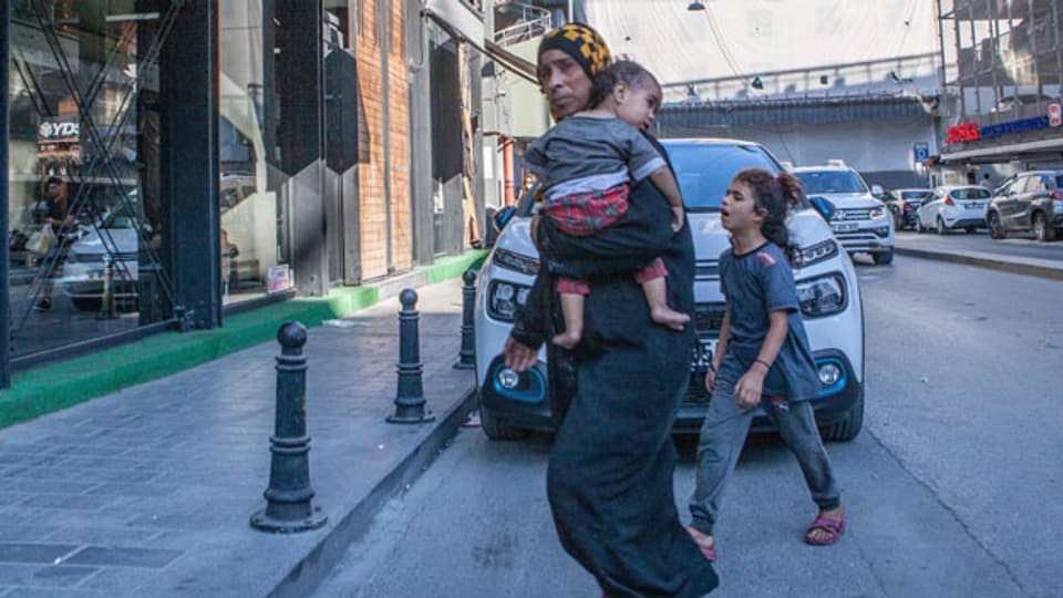 Symbolbild. Eine Migrantin mit ihren Kindern in Istanbul.