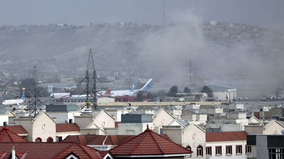 Rauchwolke nach einer Explosion vor dem Flughafen von Kabul.
