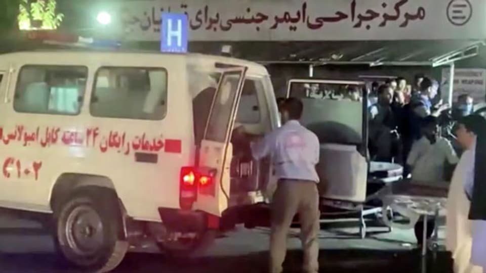 Verletzte nach Angriff auf Flughafen Kabul ins Krankenhaus eingeliefert.