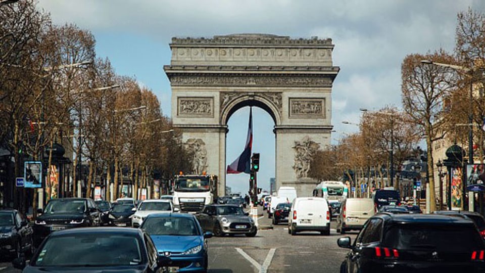 Verkehr an der Champs-Elysee-Allee in der Nähe des Arc de Triomphe in Paris.