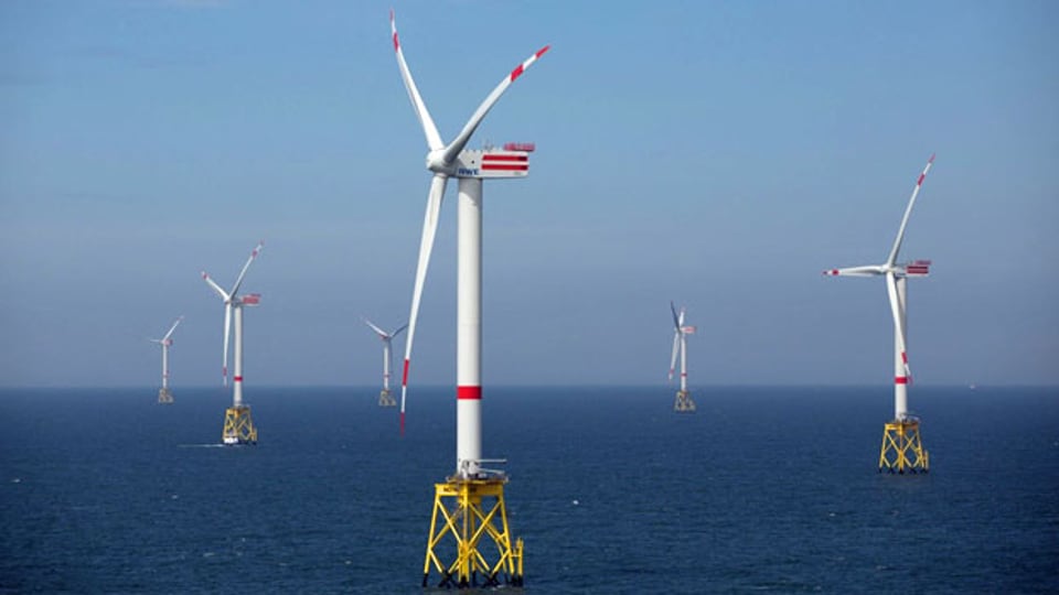 Windkraftanlagen des Windparks Nordsee Ost bei Helgoland.