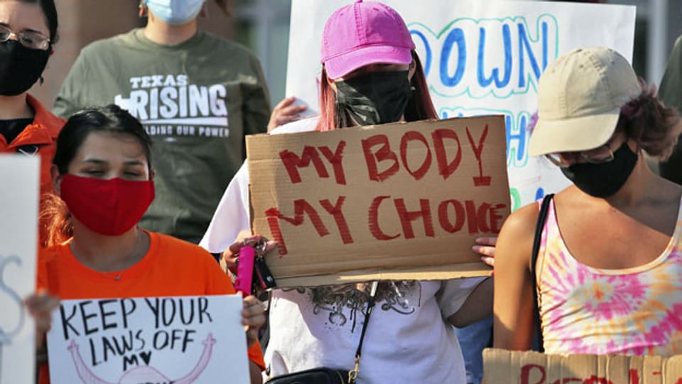 Protest gegen in Edinburg, Texas gegen das neue Abtreibungsgesetz.