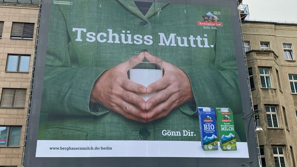 Fassadengrosses Werbeplakat für Milch in Berlin-Mitte.