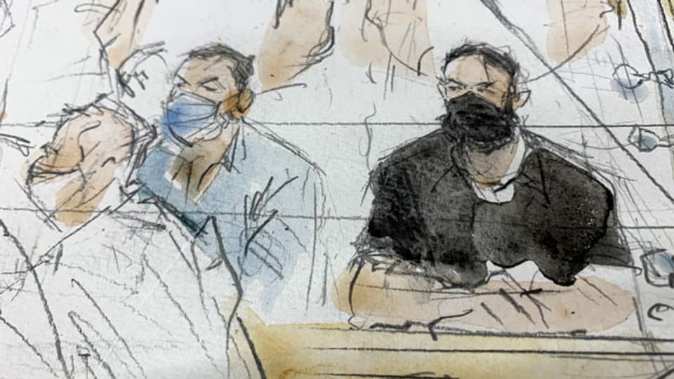 Diese Skizze zeigt die Hauptangeklagten Salah Abdeslam (rechts) und Mohammed Abrini in dem eigens für den Prozess um die Anschläge von 2015 errichteten Gerichtssaal, am 8. September 2021 in Paris.