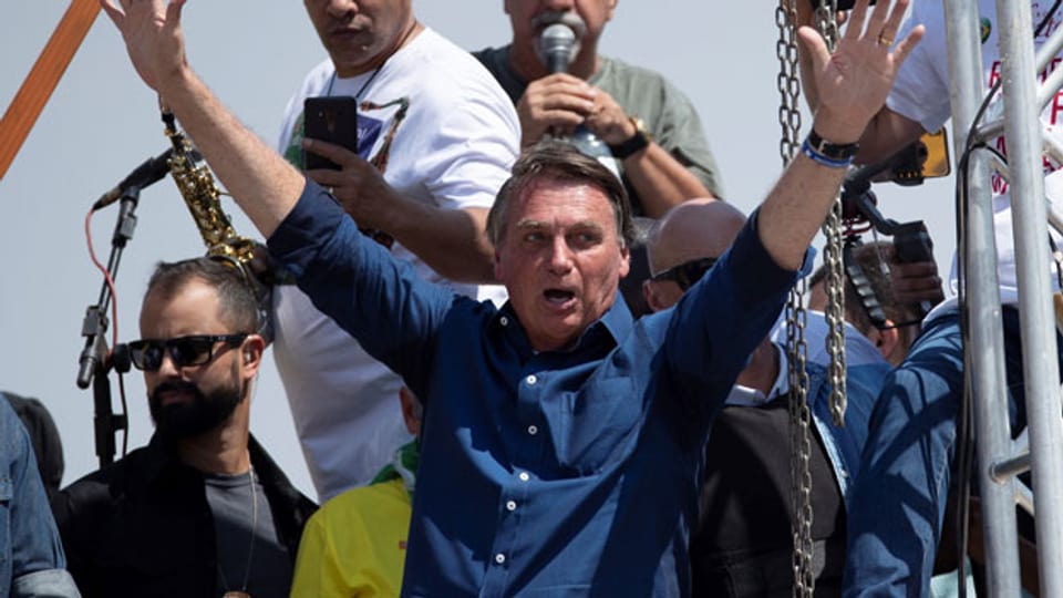 Der brasilianische Präsident Jair Bolsonaro grüsst seine Anhänger während eines Regierungsakts zum Unabhängigkeitstag in Brasilia, Brasilien, am 7. September 2021.