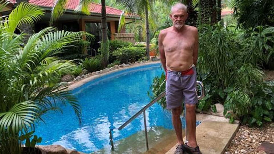 Rentner Richard Gruenig ist ausgewandert, weil es in Thailand warm und billig ist. SRF. Karin Wenger