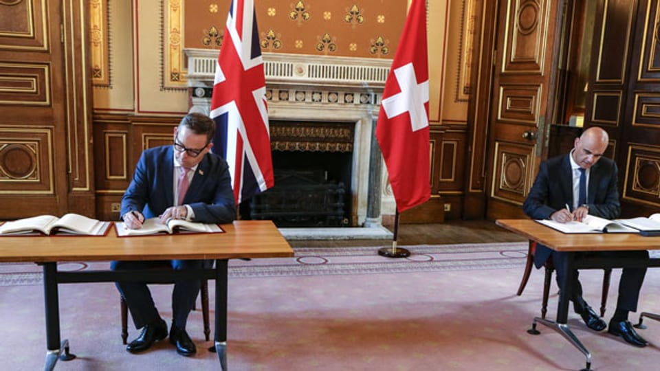 Der britische Staatsminister für Asien, Nigel Adams, links, und der Schweizer Innenminister, Bundesrat Alain Berset, unterzeichnen am  9. September 2021, in London ein bilaterales Abkommen über soziale Sicherheit.