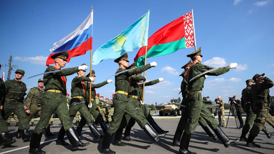 Soldaten marschieren während einer Zeremonie zur Eröffnung der Militärübung Zapad-2021 am 9. September 2021 auf dem Truppenübungsplatz Obuz-Lesnovsky in der Region Brest, Belarus.