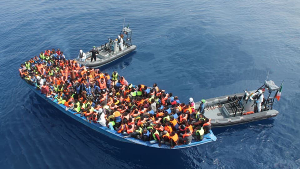 Ein Boot mit Flüchtlingen auf dem Mitteilmeer.