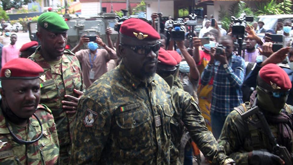 Der Befehlshaber der Spezialeinheiten, Mamady Doumbouya, der den Präsidenten Alpha Conde gestürzt hat,  in Conakry, Guinea, am 10. September 2021.