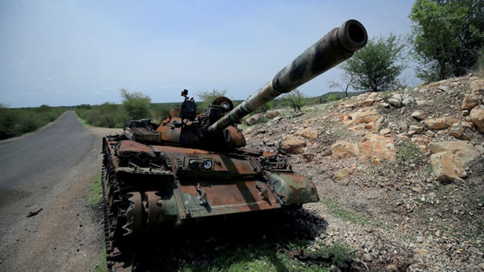 Ein Panzer, der bei den Kämpfen zwischen den äthiopischen Nationalen Verteidigungskräften (ENDF) und den Tigray-Spezialkräften beschädigt wurde, steht am Rande der Stadt Humera in Äthiopien.