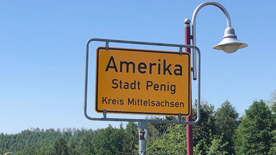 Ortseingangsschild von Amerika, Ortsteil der Stadt Penig, Landkreis Mittelsachsen, Deutschland. Es ist das häufigste entwendete Ortsschild.