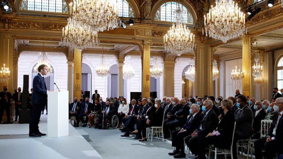 Der französische Präsident Emmanuel Macron hält eine Rede während einer Zeremonie zum Gedenken an die «Harkis», Algerier, die der französischen Armee im algerischen Unabhängigkeitskrieg geholfen haben, im Elysee-Palast in Paris, Frankreich, 20. September 2021.