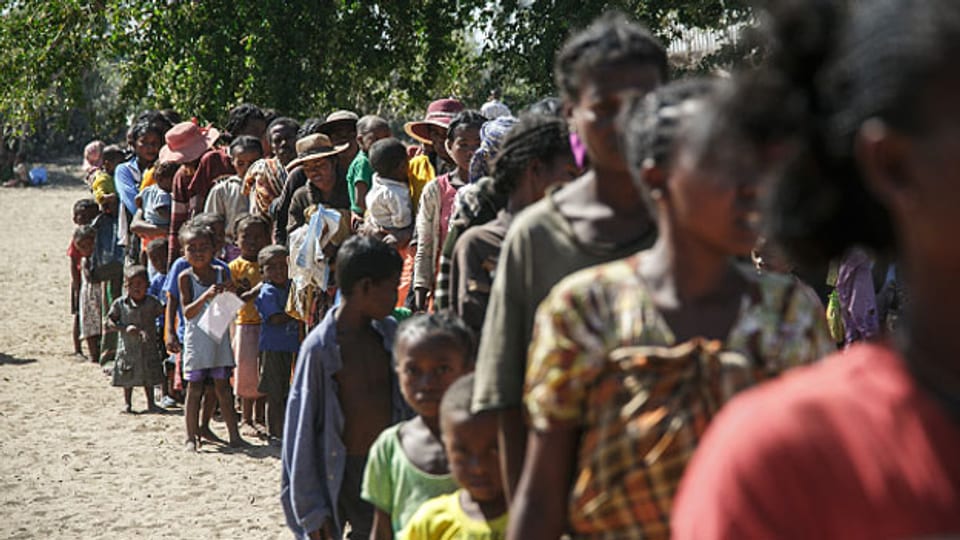Menschen warten auf Essensausgabe in Madagaskar, September 2021.