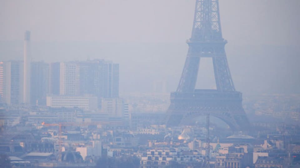 Der Eiffelturm in Paris im Smog.