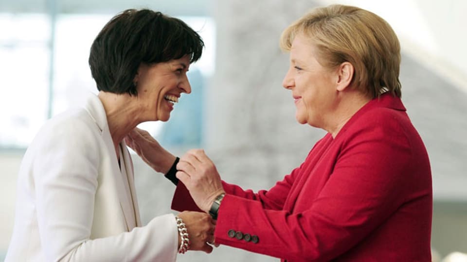 Bundeskanzlerin Angela Merkel (rechts) empfängt die damalige Bundespräsidentin Doris Leuthard im Bundeskanzleramt in Berlin, Deutschland, am 28. April 2010.