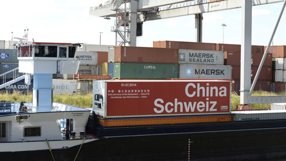 Ein Schiff transportiert einen Schiffscontainer mit der Aufschrift «China-Schweiz».