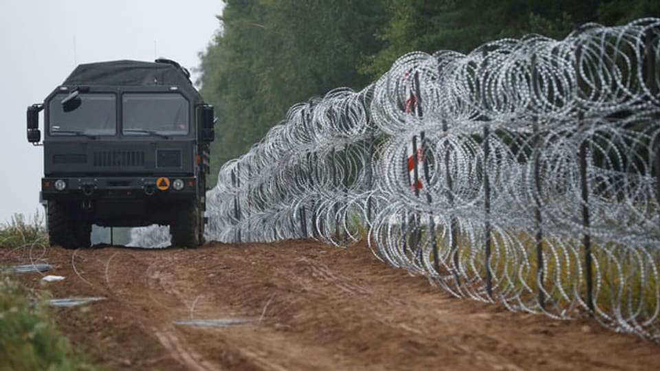 Polnische Soldaten errichten einen Zaun an der Grenze zwischen Polen und Belarus in der Nähe des Dorfes Nomiki.