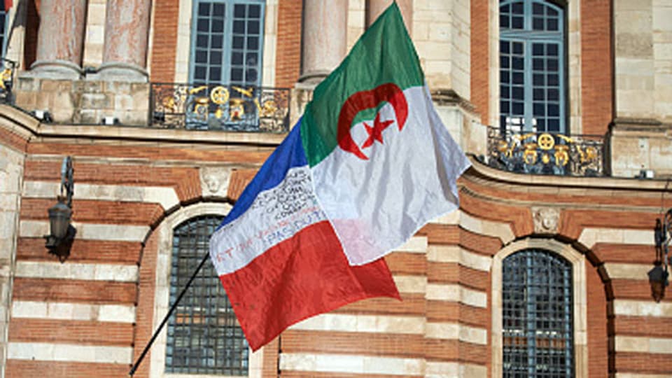 Flagge von Frankreich und Algerien.