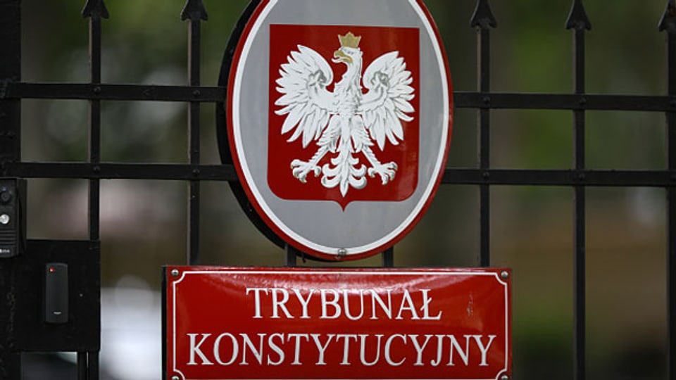 Ein Schild am Eingang des Verfassungsgerichtshofs in Warschau, Polen.