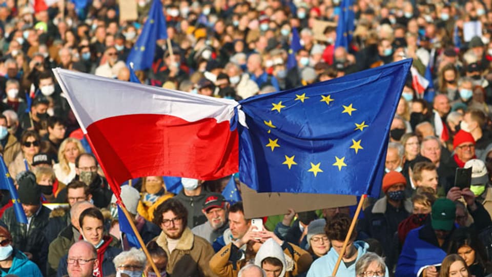 Polnische und EU-Flaggen an einem Protest gegen das Urteil des Verfassungsgerichtshofs auf dem Hauptplatz in Krakau.