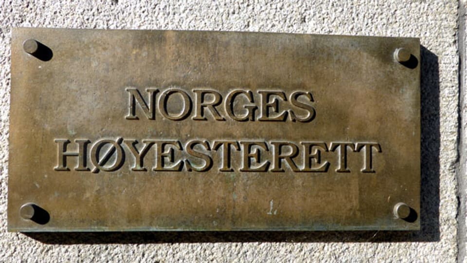 Tafel am Gebäude des norwegischen Obersten Gerichtshofs in Oslo.