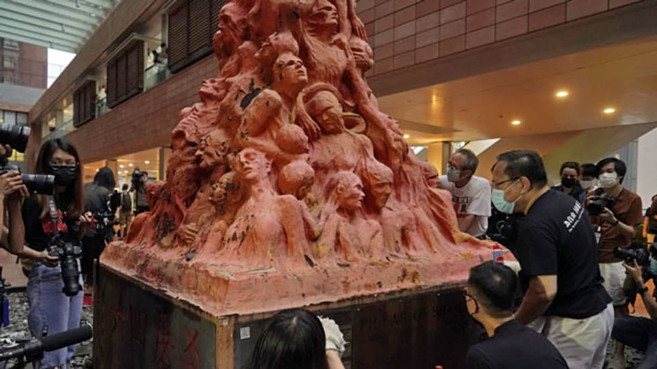 Die Entfernung der Tiananmen-Skulptur stösst in Hongkong auf Kritik.