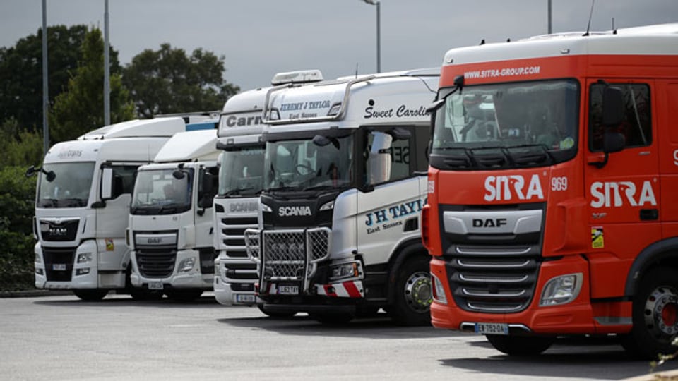 Lange Warteschlangen und Treibstoffrationierung: Grossbritannien steht vor einem Mangel an Lkw-Fahrern.