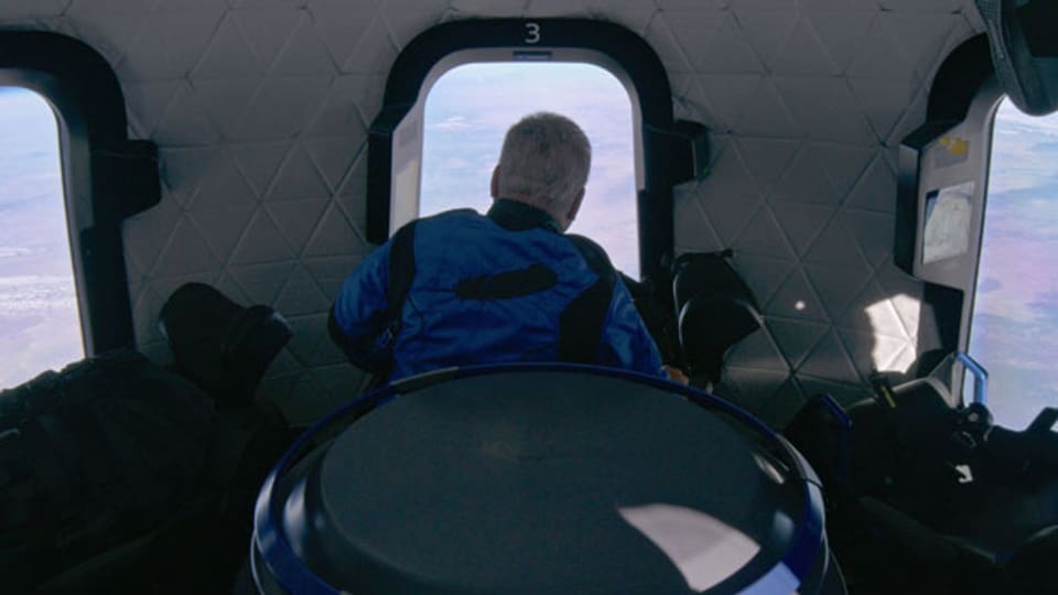 William Shatner blickt aus dem Fenster der Raumkapsel auf die Erde. Der Star-Trek-Schauspieler unternahm einen 11-minütigen Flug ins All am 13.10.2021.