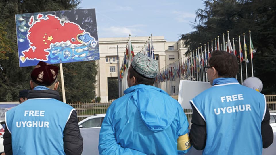 Uiguren demonstrieren gegen China vor dem europäischen Hauptsitz der Vereinten Nationen in Genf. Archivbild.