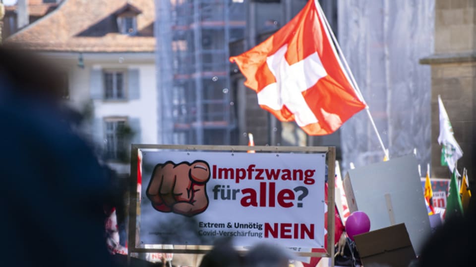 Demonstranten in Bern auf dem Bundesplatz protestieren u.a. gegen das Covid-Zertifikat.