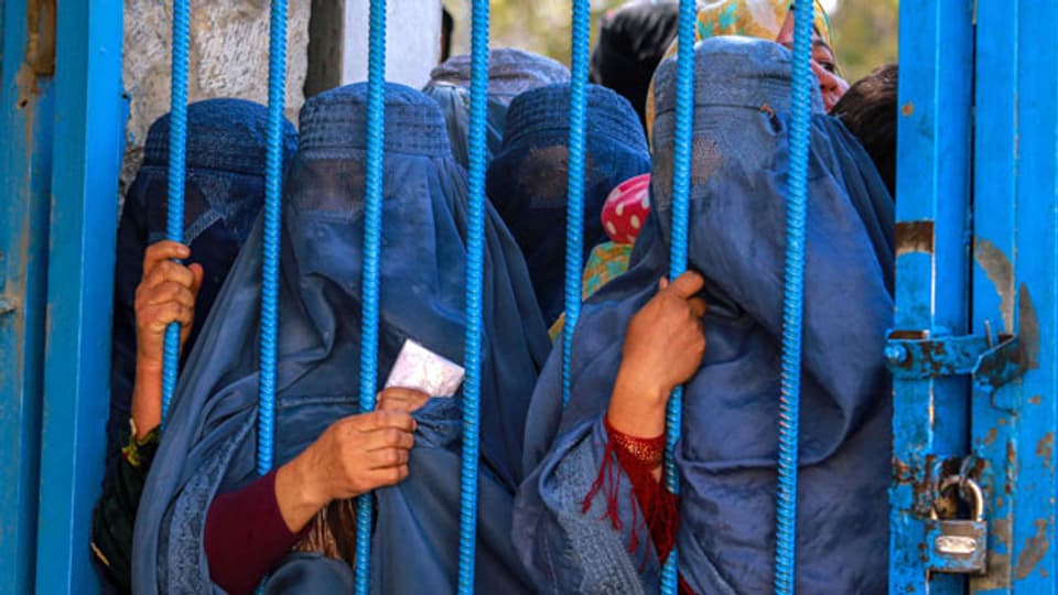 Afghaninnen warten auf die von einer deutschen Hilfsorganisation verteilten Lebensmittel in Kabul, Afghanistan, 27. Oktober 2021.
