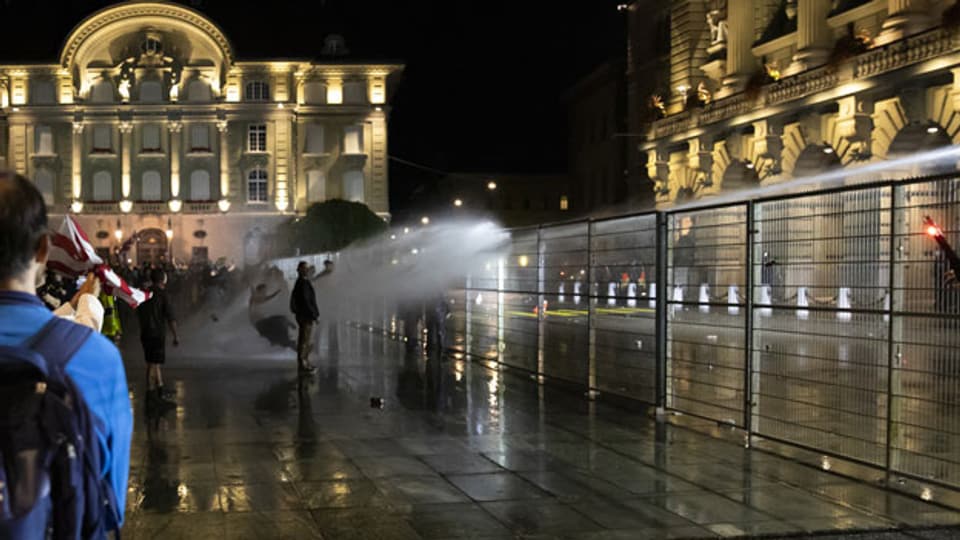 Die Polizei setzt den Wasserwerfer gegen die Demonstranten auf dem Bundesplatz ein, während einer Demonstration gegen die Massnahmen im Zusammenhang mit dem Coronavirus, am Donnerstag 16. September 2021 in Bern.