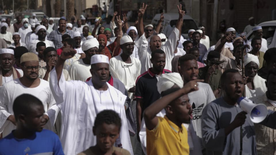 Demonstrierende in den Strassen Khartums.