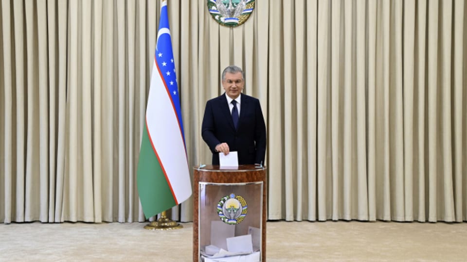 Der usbekische Präsident Schawkat Mirsijojew bei der Stimmabgabe.