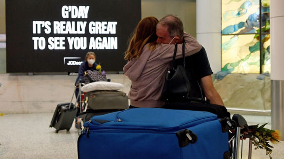 Am Sydney International Airport: Reisende, die mit den ersten quarantänefreien internationalen Flügen ankommen. 1. November 2021.