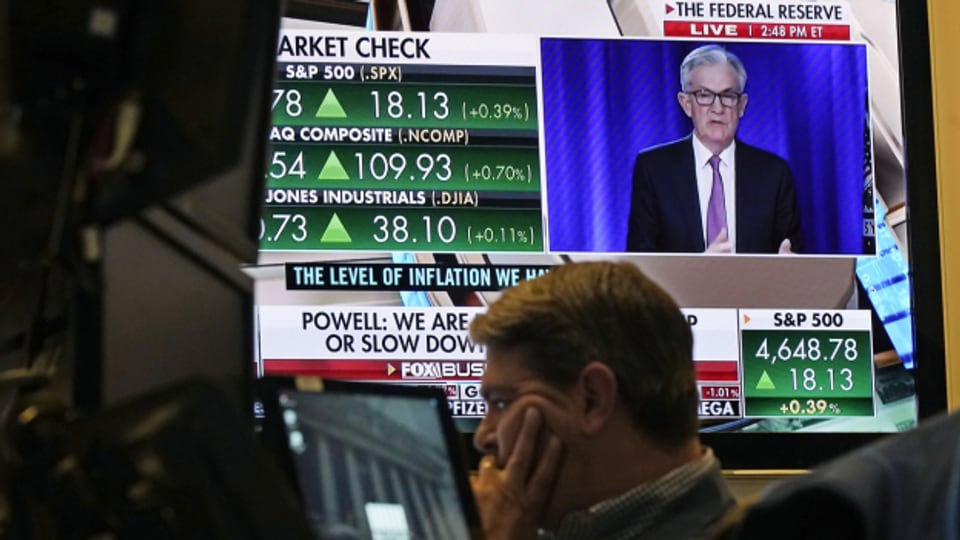 Der Bildschirm an der Wall Street zeigt Notenbank-Chef Jerome Powell.
