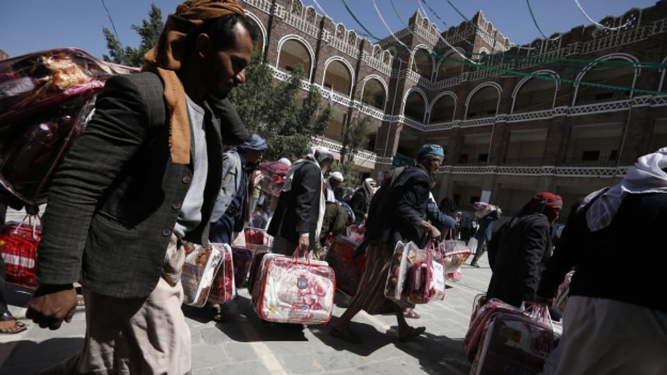 In der Hauptstadt Sana'a werden vor dem Winter Decken verteilt - Millionen Menschen sind auf Hilfe angewiesen.