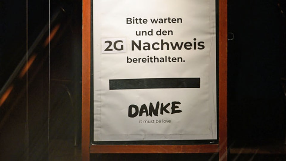 Schild in der Tür einer Bar in der Dresdner Neustadt: Sachsen setzt von vom 8. November 2021 an die 2G-Regel in Teilen des öffentlichen Lebens flächendeckend um.
