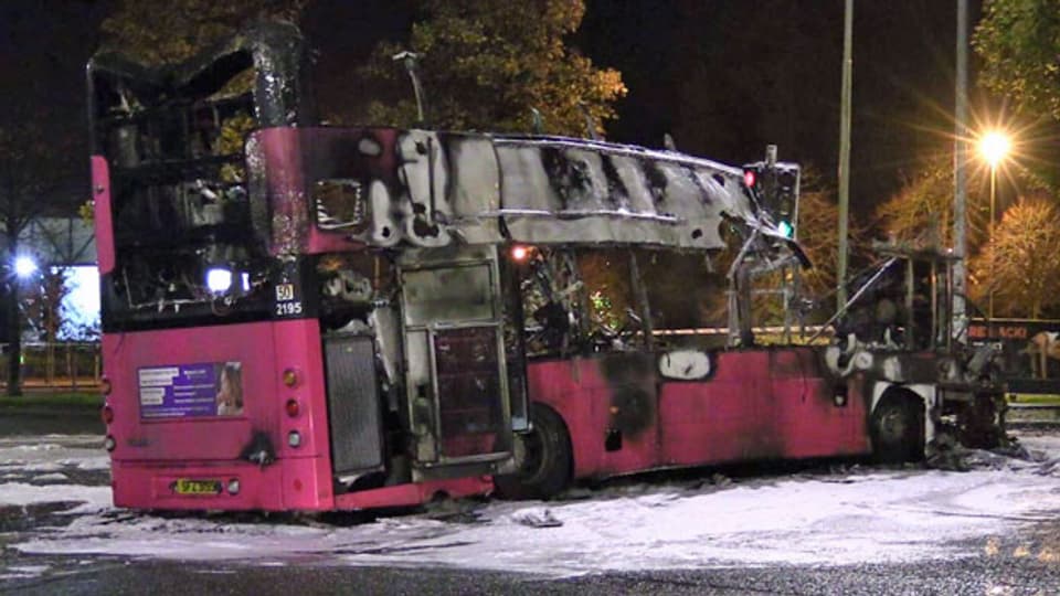 Der ausgebrannte Doppeldeckerbus nachdem er entführt und am Stadtrand von Belfast in Brand gesteckt wurde.