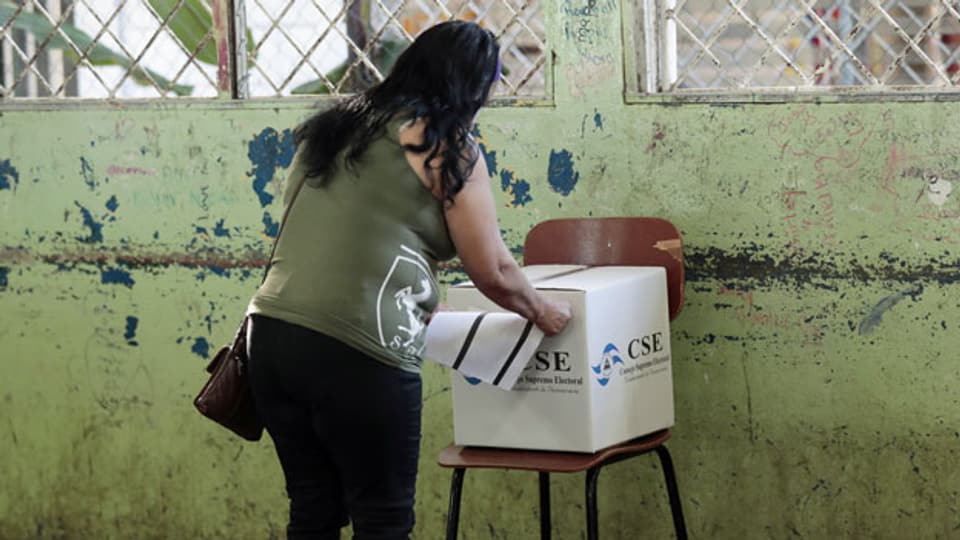 Präsidentschaftswahlen in Nicaragua: Eine Frau gibt ihre Stimme ab.