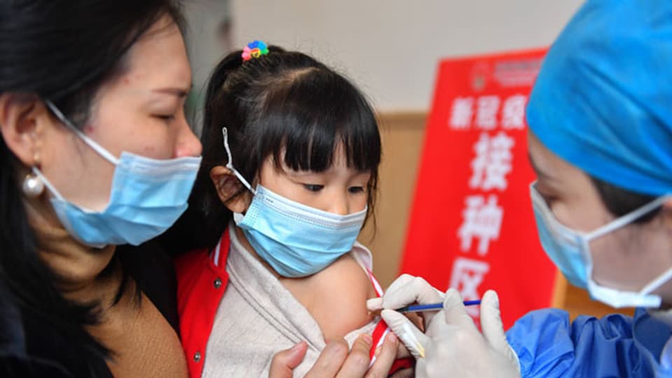 Symbolbild. In China wird ein Kind gegen Covid geimpft.