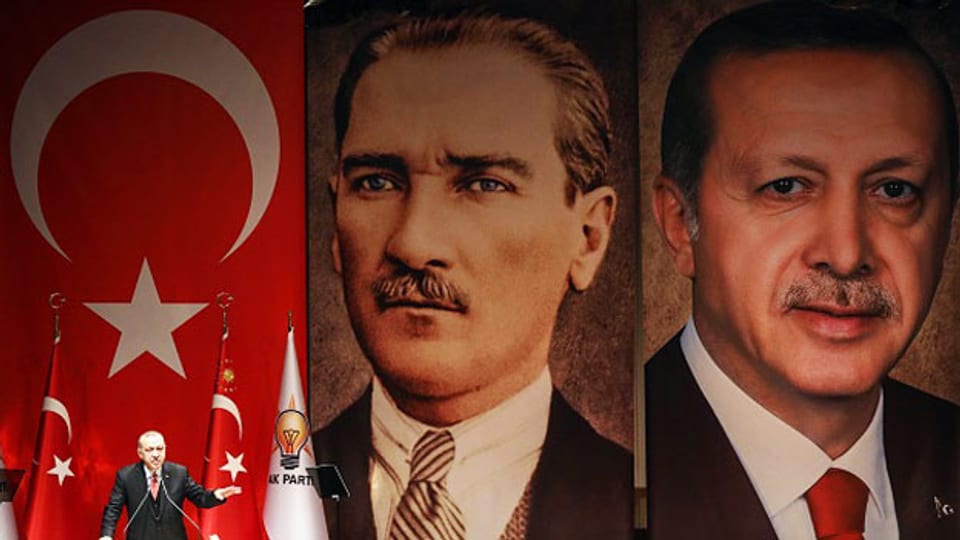 Der türkische Präsident Recep Tayyip Erdogan spricht am 29. Januar 2019 in Ankara vor einem riesigen Porträt von ihm und einem von Mustafa Kemal Atatürk, dem Gründer der modernen Türkei.