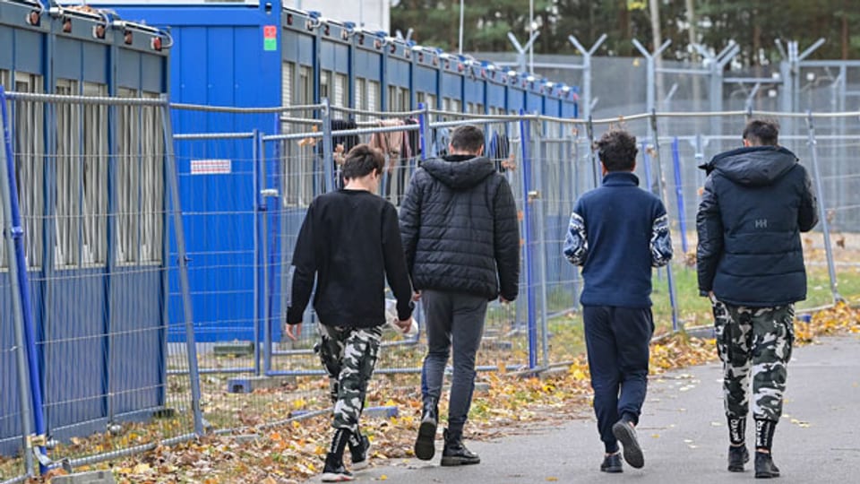 Symbolbild.Flüchtlinge auf dem Gelände der zentralen Erstaufnahmeeinrichtung für Asylbewerber in Deutschland.