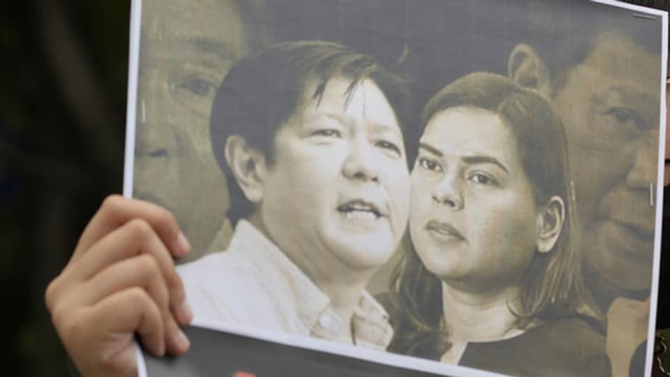 Sara Duterte-Carpio, Tochter vom philippinischen Präsidenten Rodrigo Duterte (rechts) und  Ferdinand Marcos Junior, Sohn des ehemaligen Diktators Marcos.